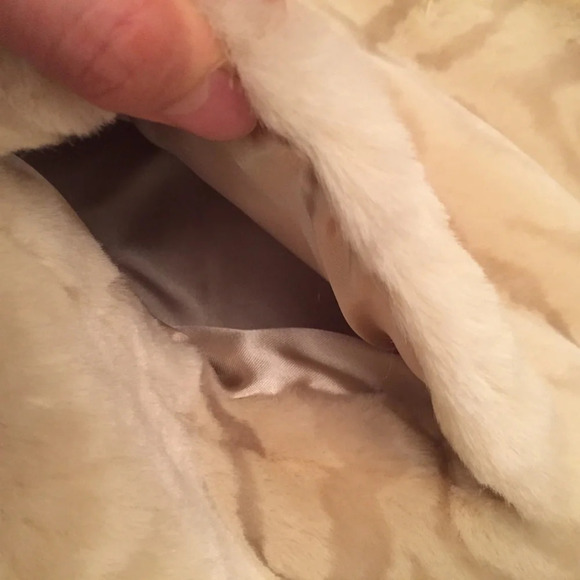 Gorgeous Cream Faux Fur Coat (Vintage) - Picture 6 of 8